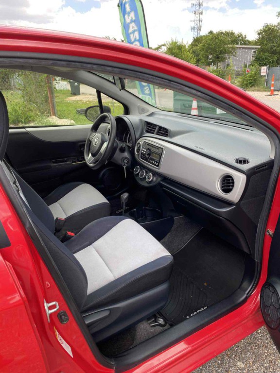 2013 Toyota Yaris Image 6