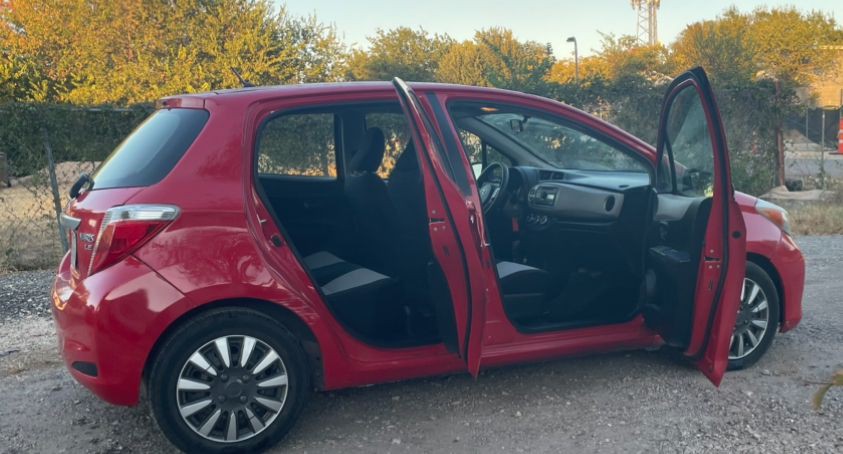 2013 Toyota Yaris Image 4