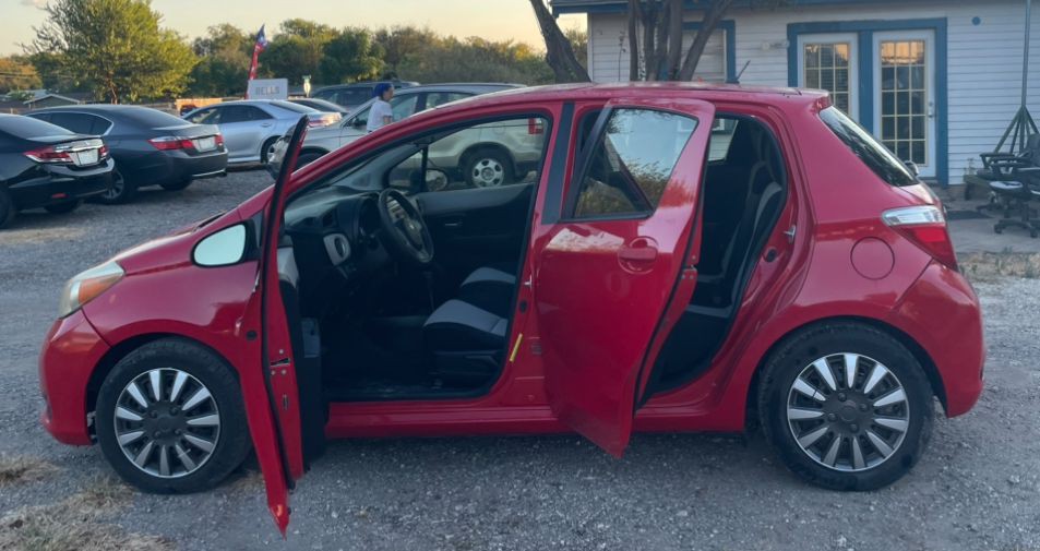 2013 Toyota Yaris Image 8