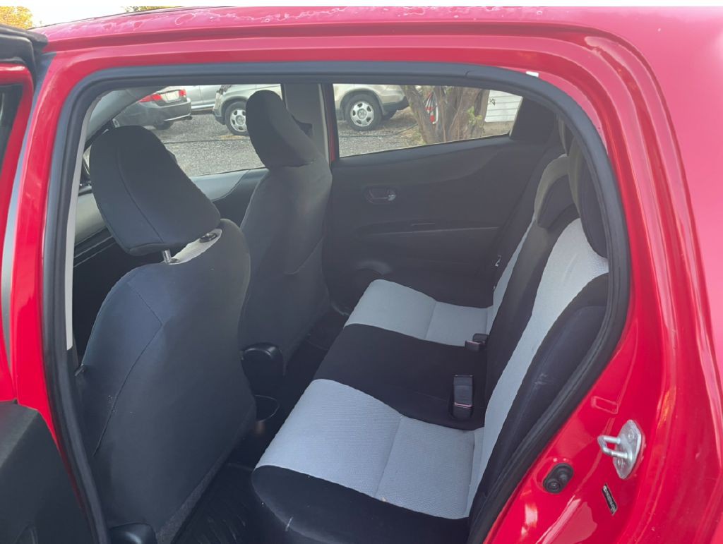 2013 Toyota Yaris Image 11