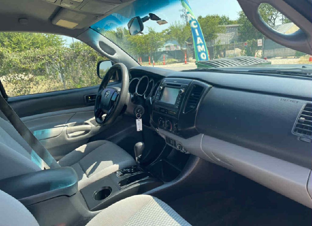 2013 Toyota Tacoma Image 24