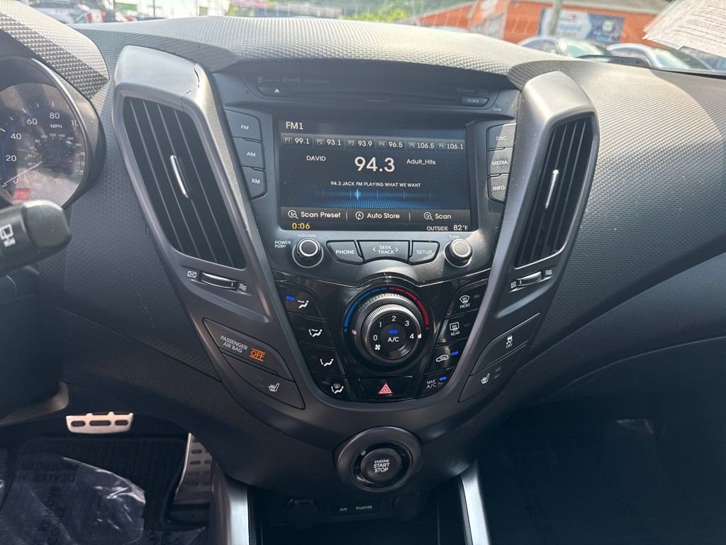 2015 Hyundai Veloster Image 11