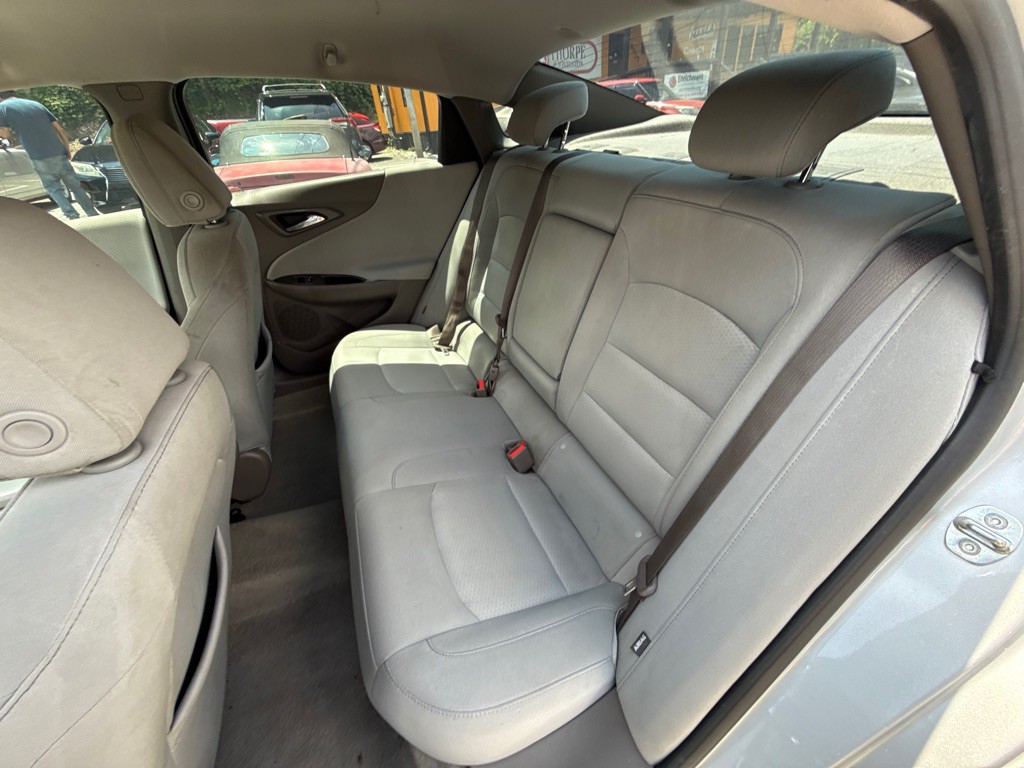 2017 Chevrolet Malibu Image 16