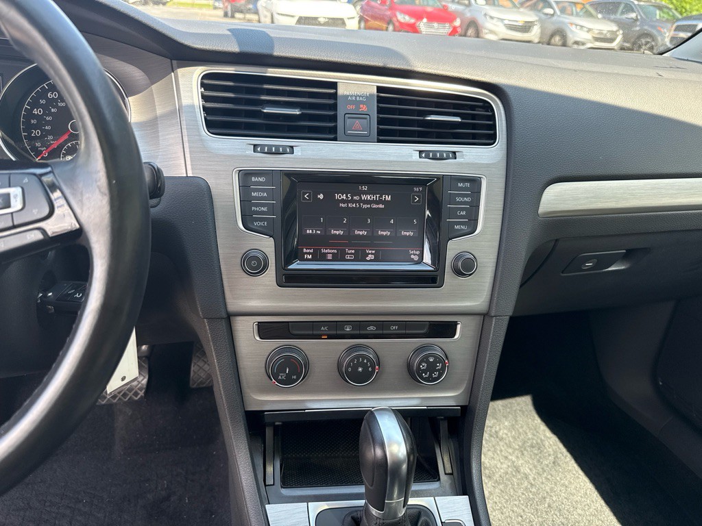 2015 Volkswagen Golf Image 12