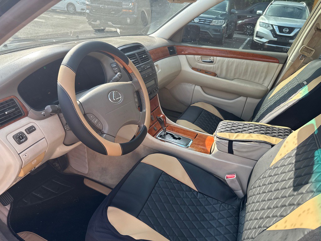 2001 Lexus LS Image 9