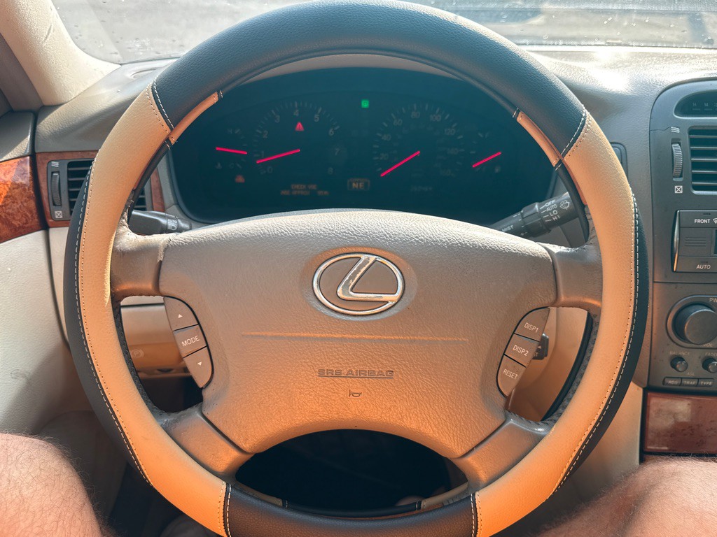 2001 Lexus LS Image 10