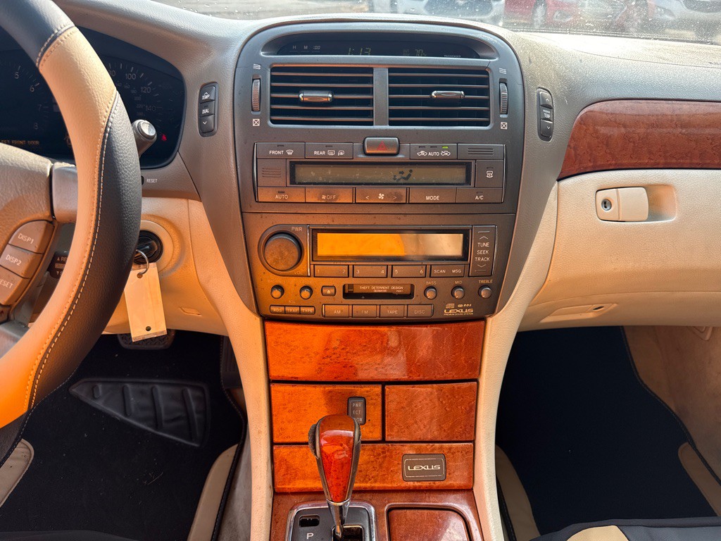 2001 Lexus LS Image 12