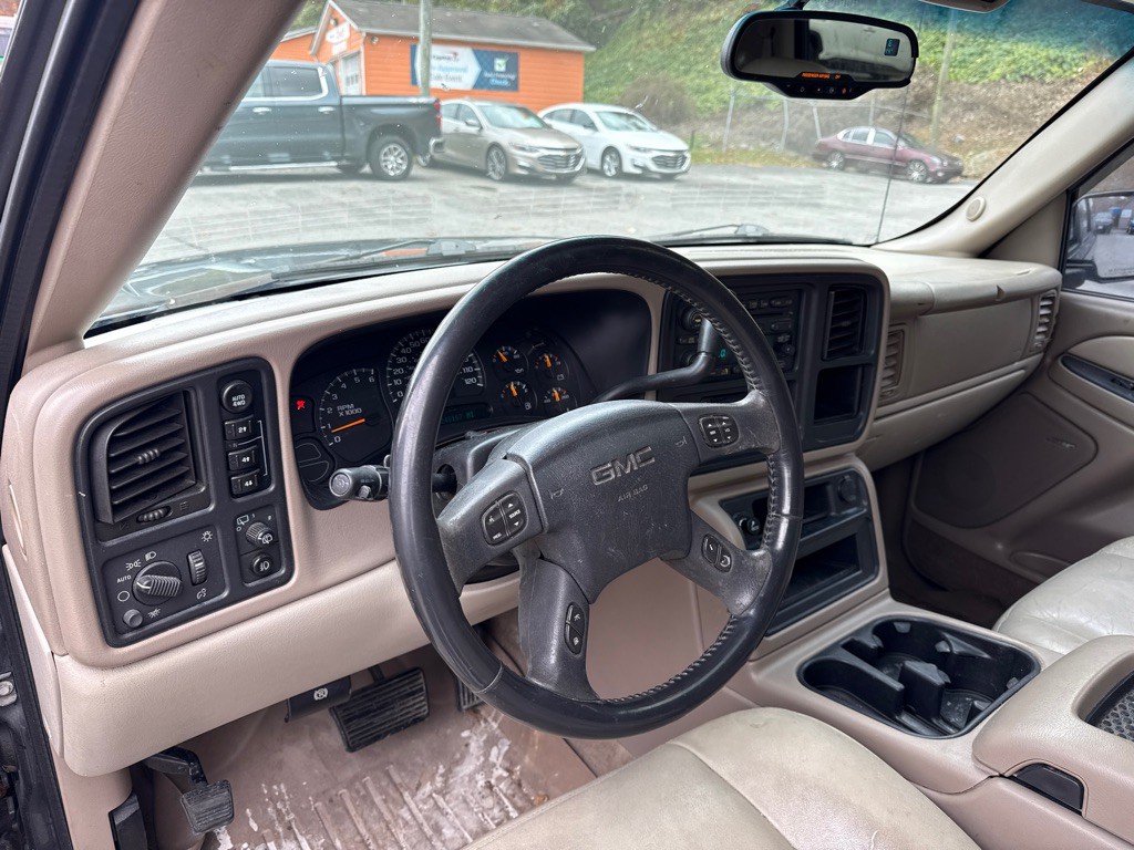2005 GMC Yukon Image 10