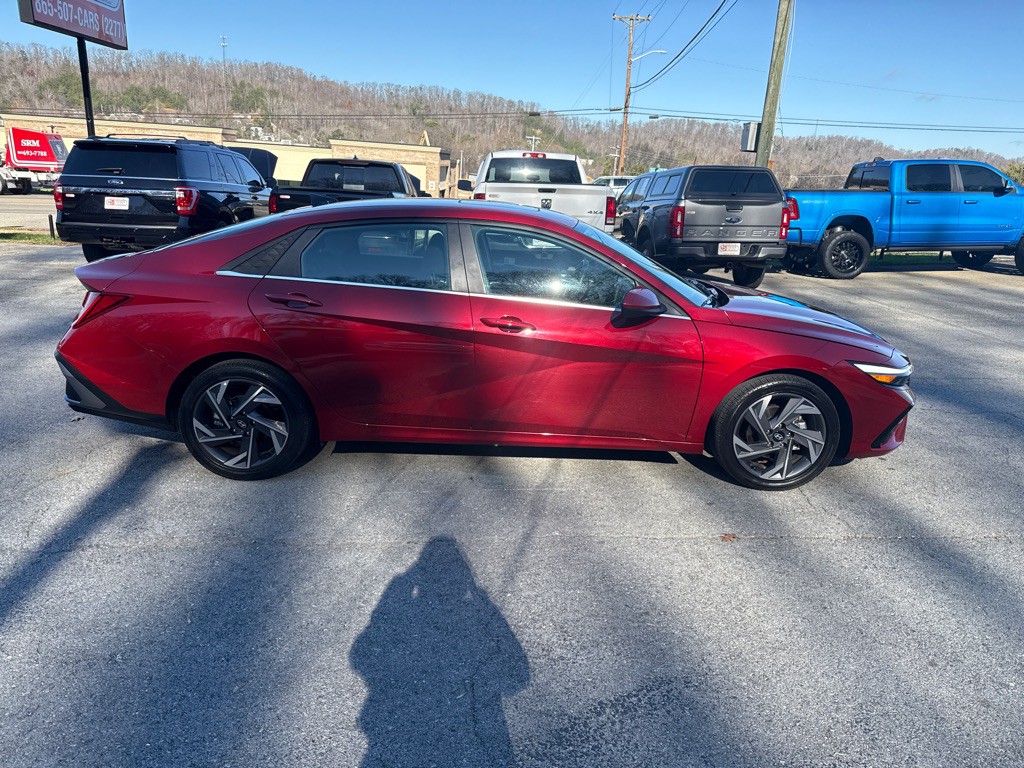 2025 Hyundai Elantra Image 8