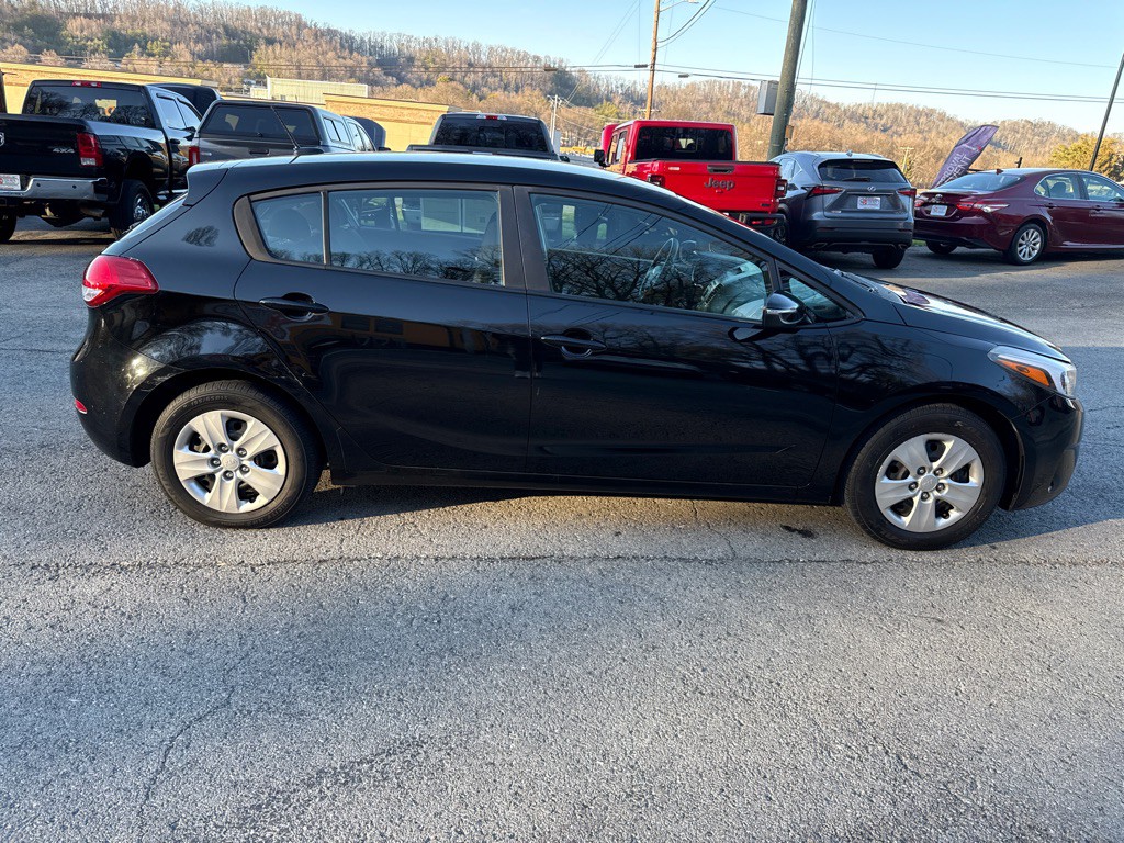 2017 Kia Forte Image 8