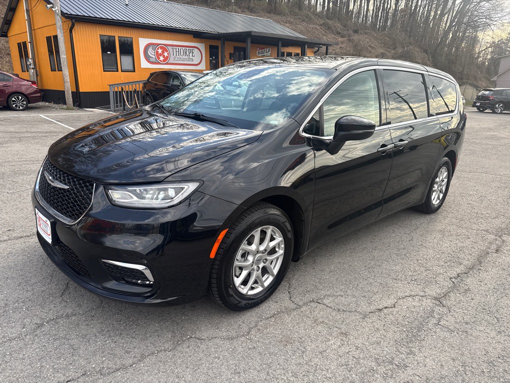 2023 Chrysler Pacifica Image 3