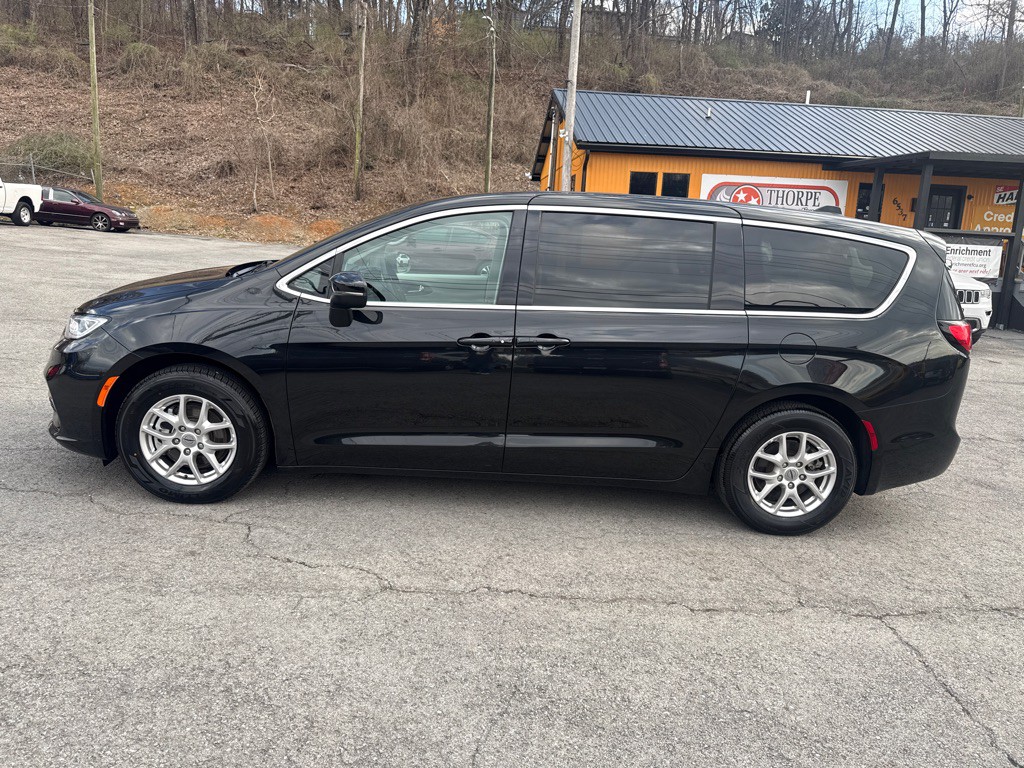 2023 Chrysler Pacifica Image 4