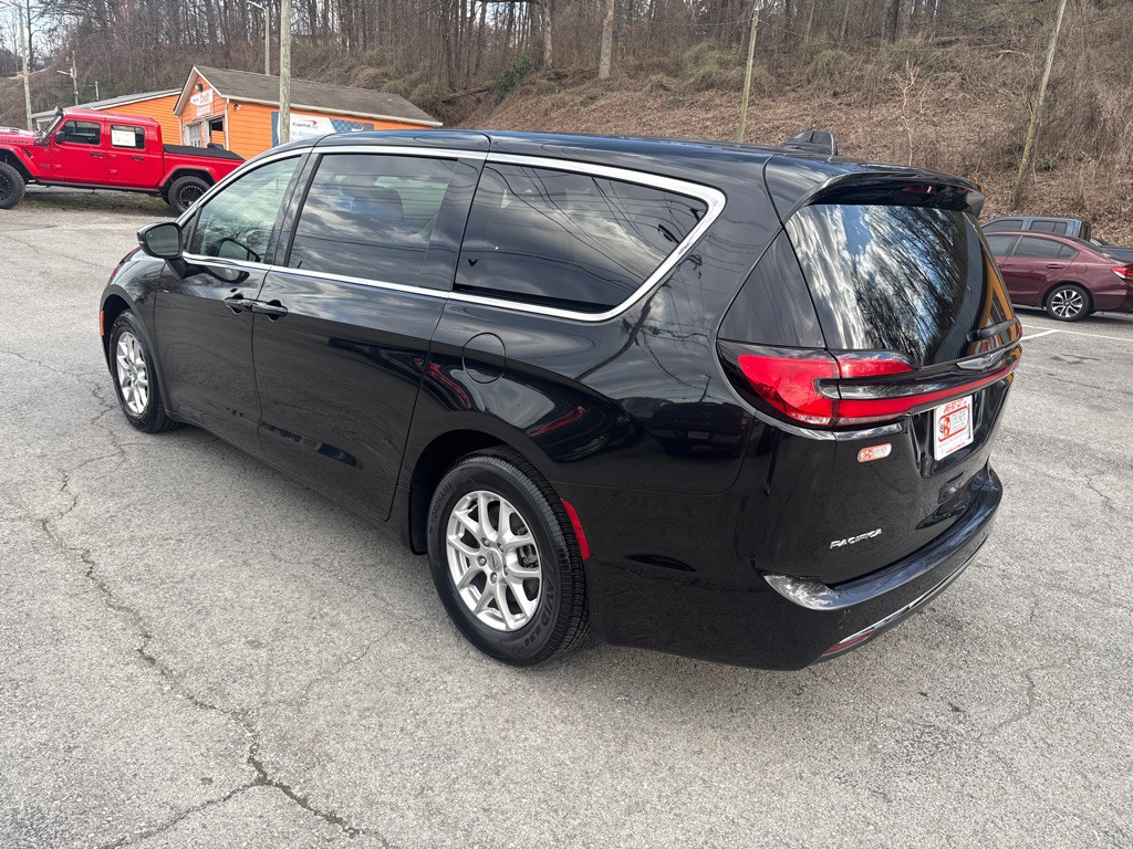 2023 Chrysler Pacifica Image 5