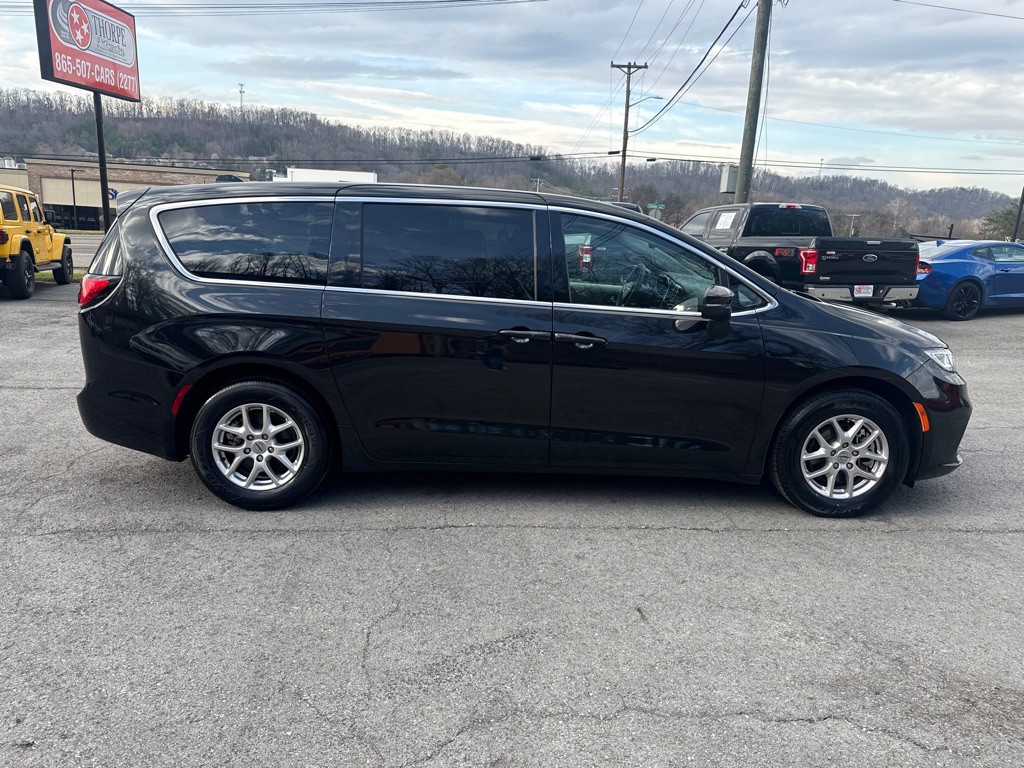 2023 Chrysler Pacifica Image 8
