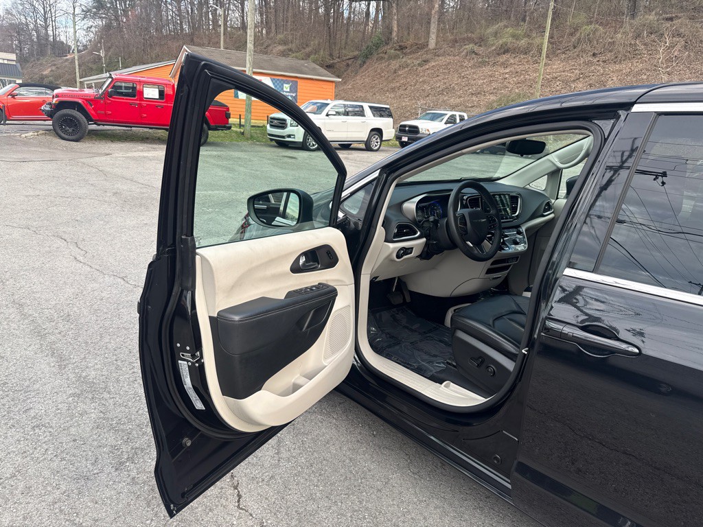 2023 Chrysler Pacifica Image 9