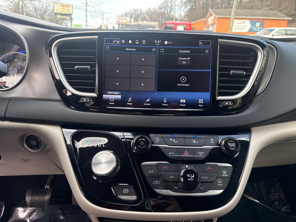 2023 Chrysler Pacifica Image 18