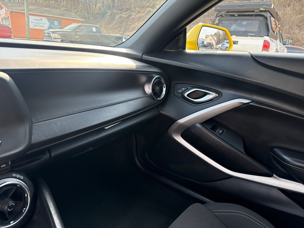 2018 Chevrolet Camaro Image 25