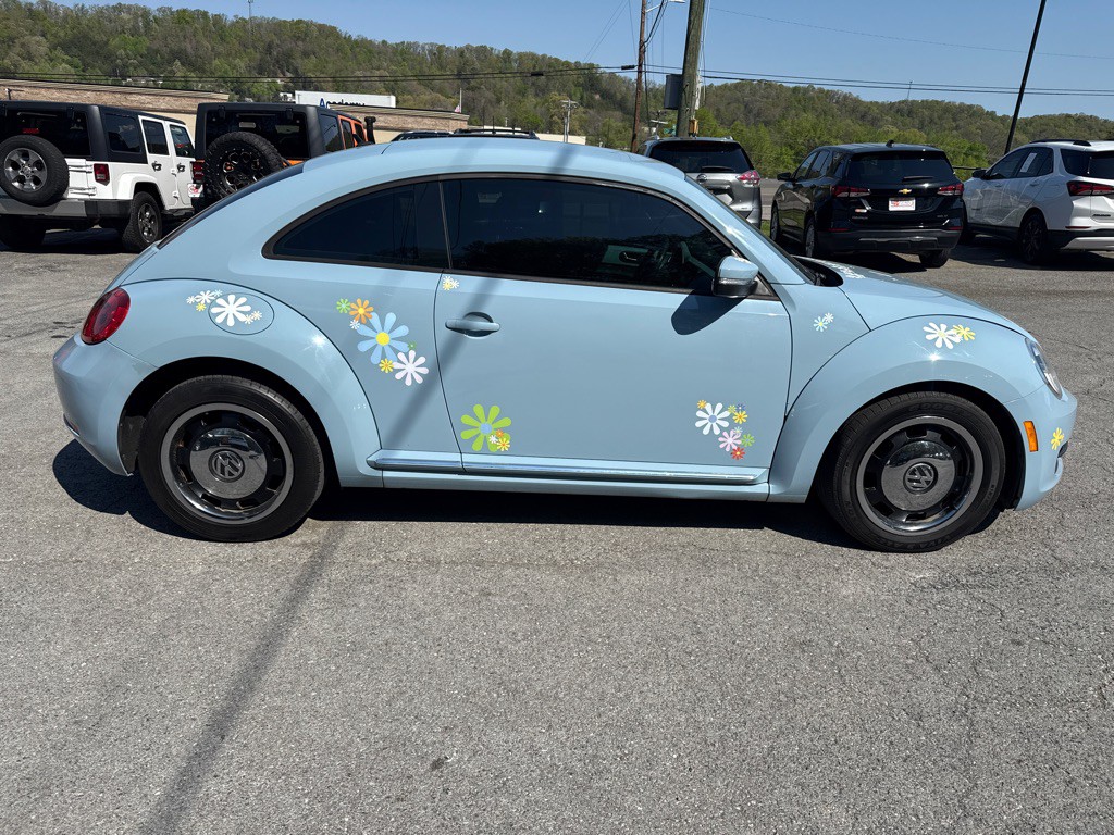 2012 Volkswagen Beetle Image 8