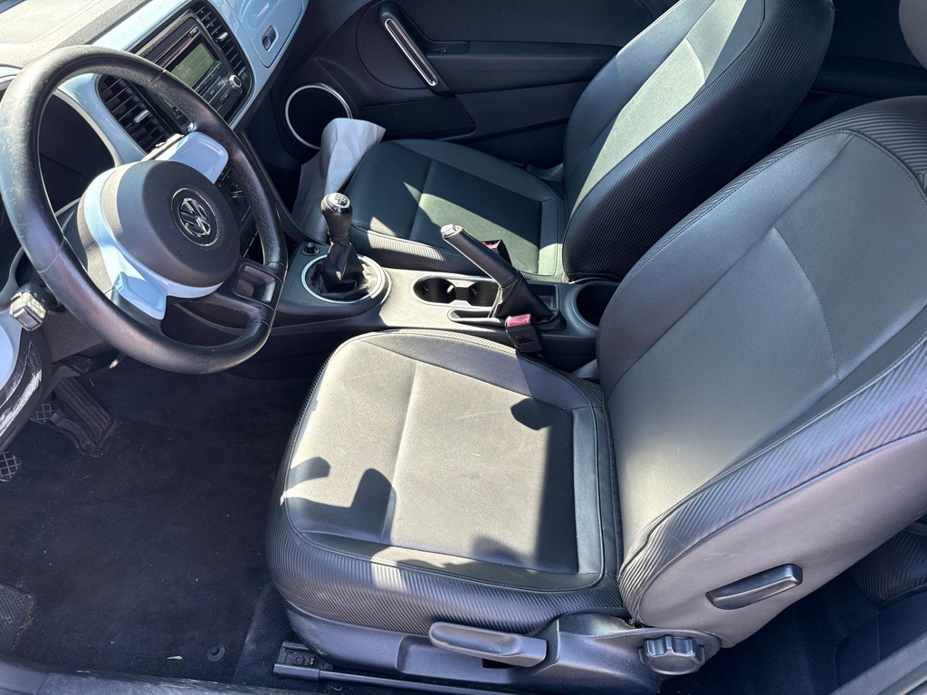 2012 Volkswagen Beetle Image 13