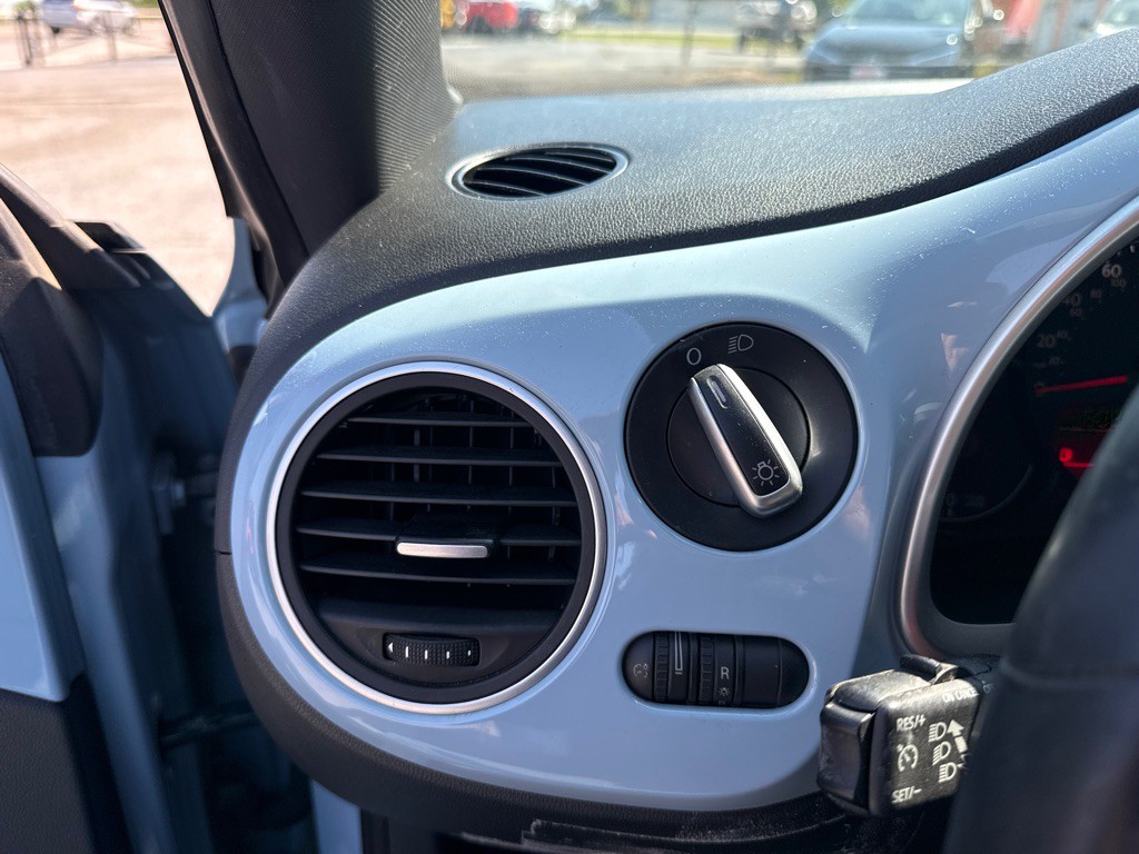 2012 Volkswagen Beetle Image 20