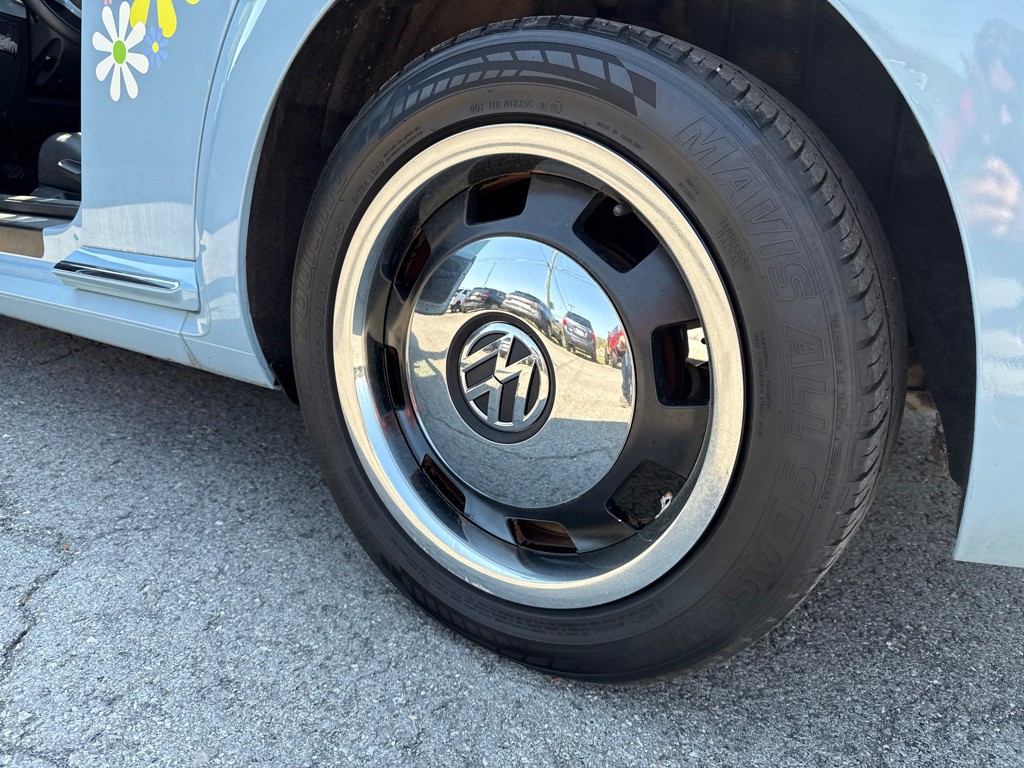 2012 Volkswagen Beetle Image 25