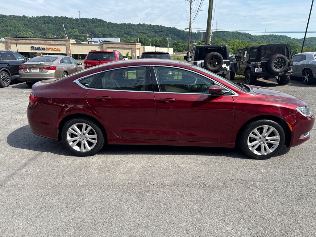 2015 Chrysler 200 Image 8