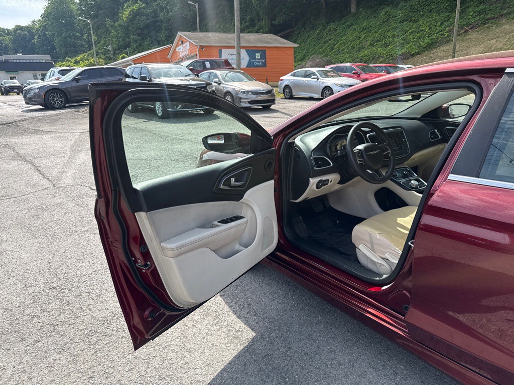 2015 Chrysler 200 Image 9