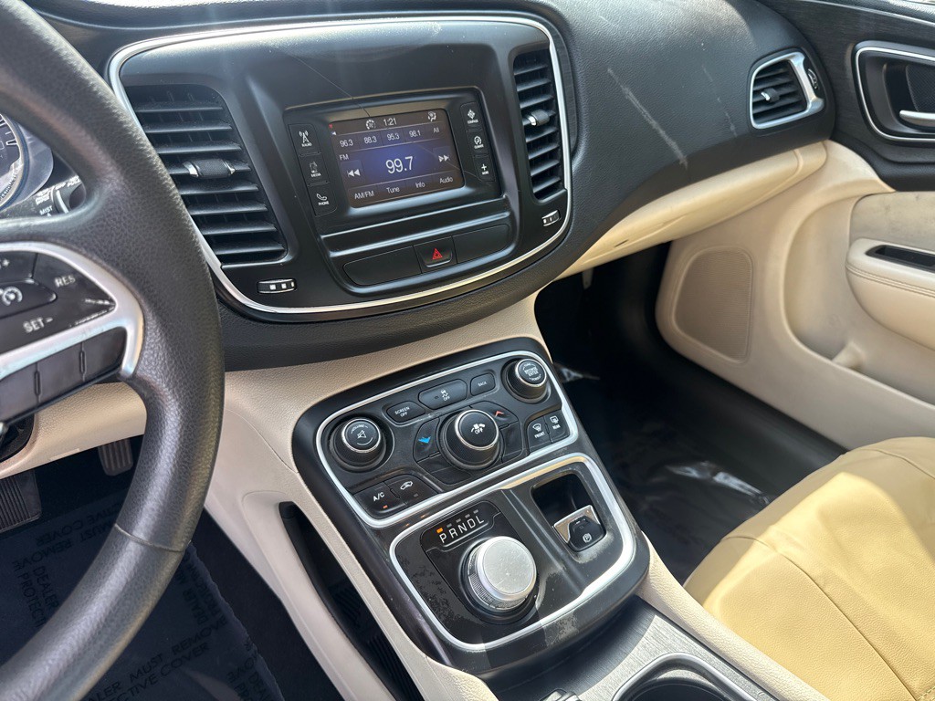 2015 Chrysler 200 Image 15