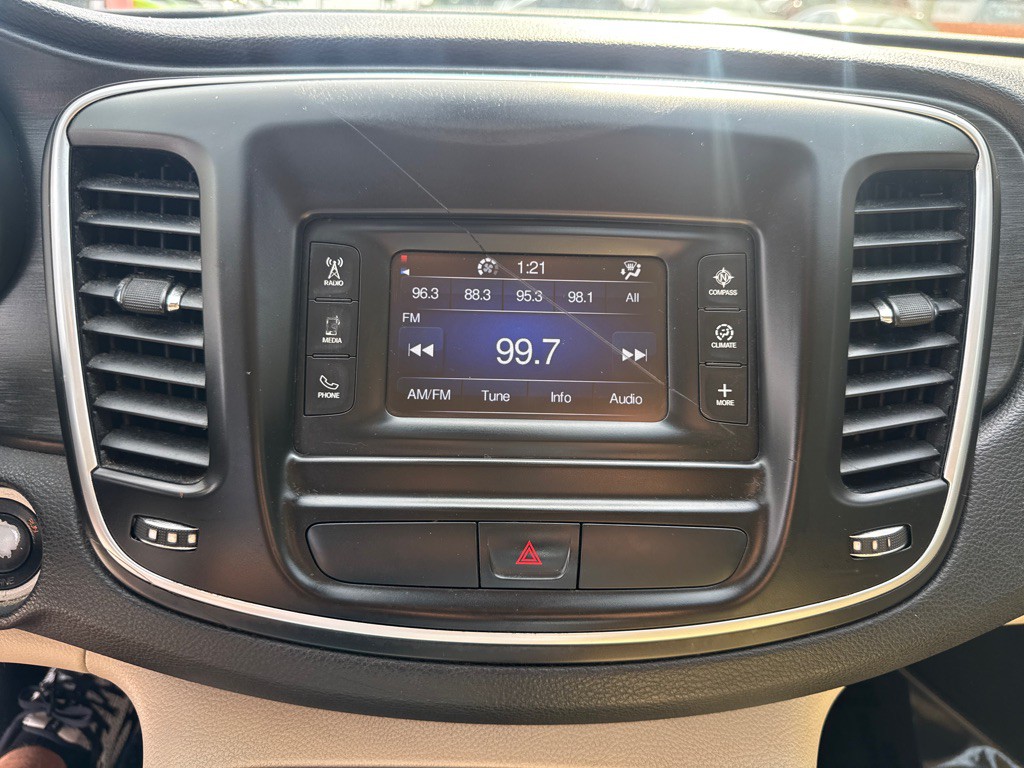 2015 Chrysler 200 Image 16