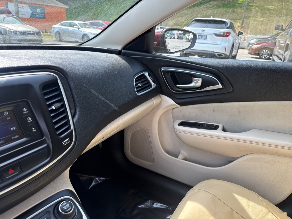 2015 Chrysler 200 Image 17