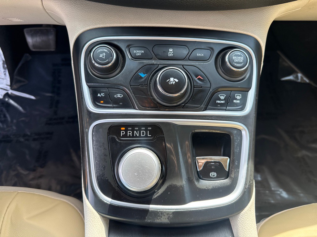 2015 Chrysler 200 Image 18