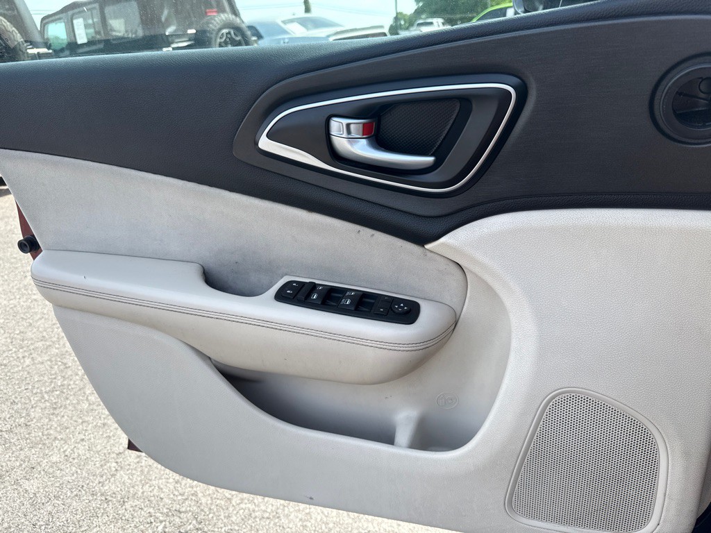 2015 Chrysler 200 Image 19