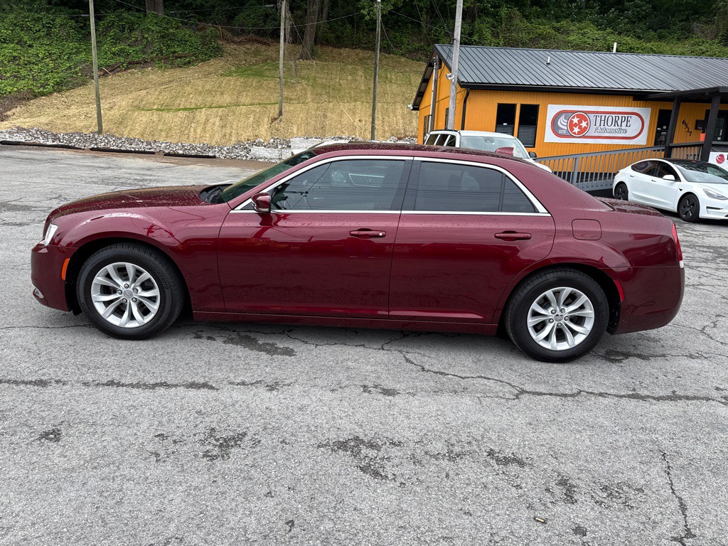 2016 Chrysler 300 Image 4