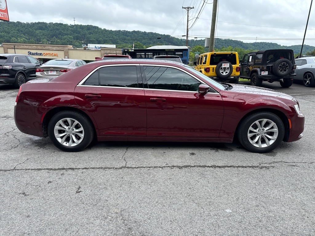 2016 Chrysler 300 Image 8