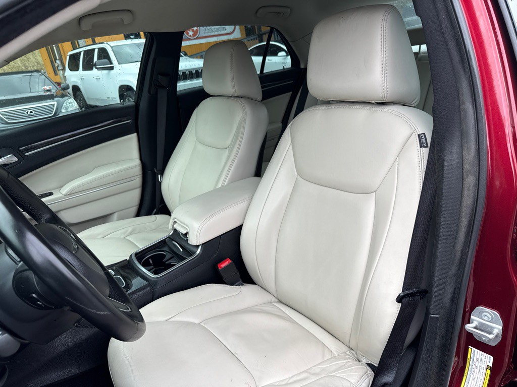 2016 Chrysler 300 Image 10
