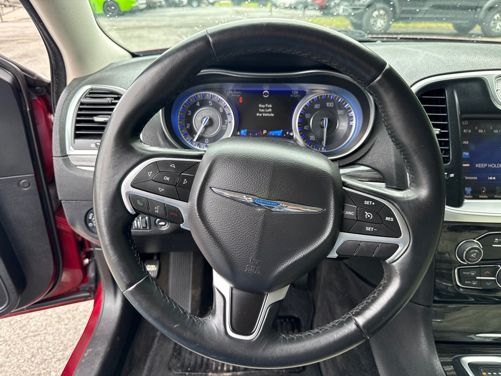 2016 Chrysler 300 Image 12