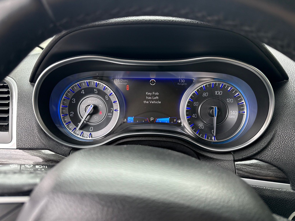 2016 Chrysler 300 Image 13