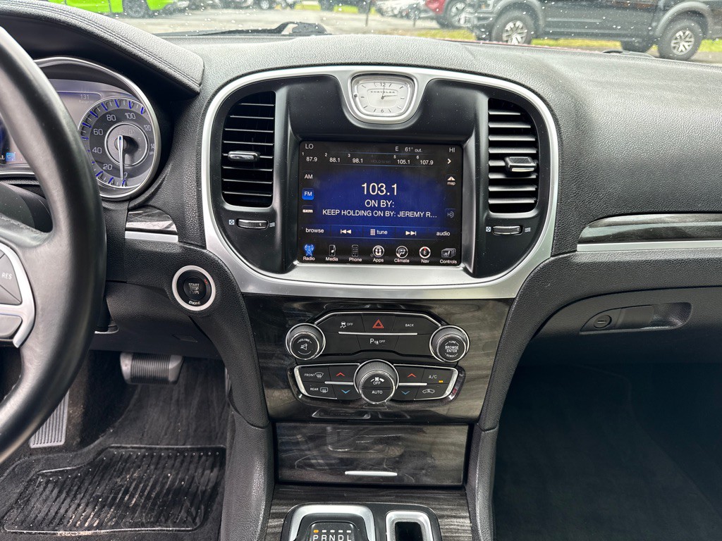 2016 Chrysler 300 Image 17