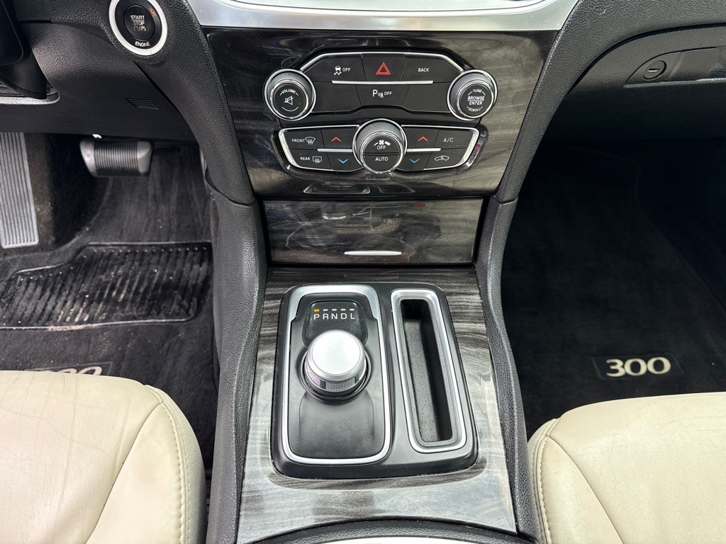 2016 Chrysler 300 Image 18