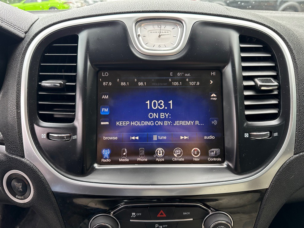 2016 Chrysler 300 Image 19