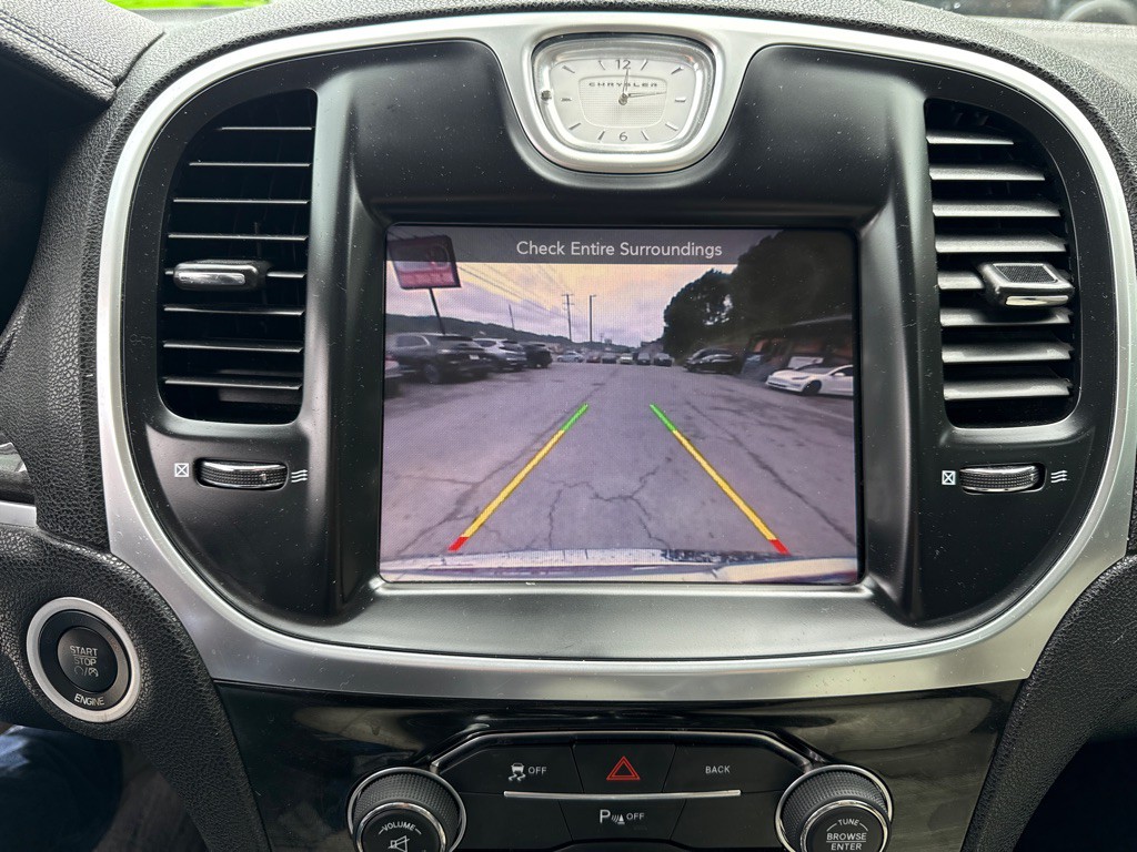 2016 Chrysler 300 Image 20