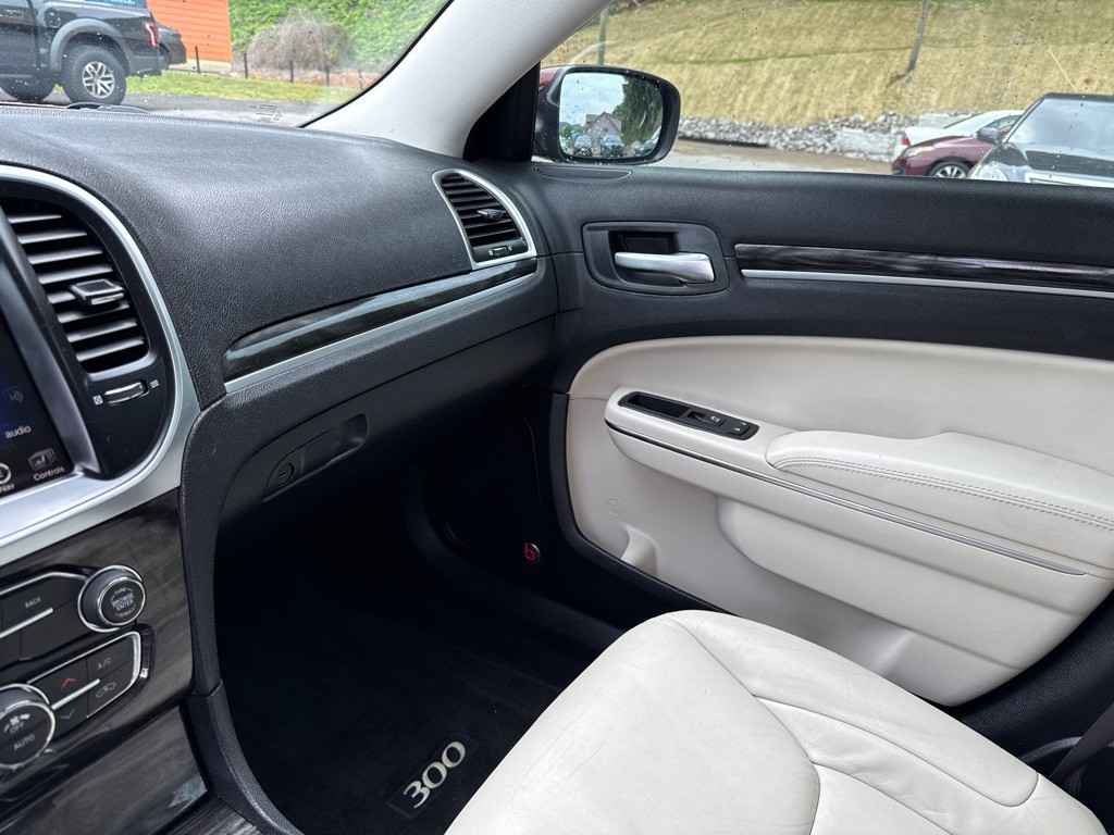 2016 Chrysler 300 Image 21