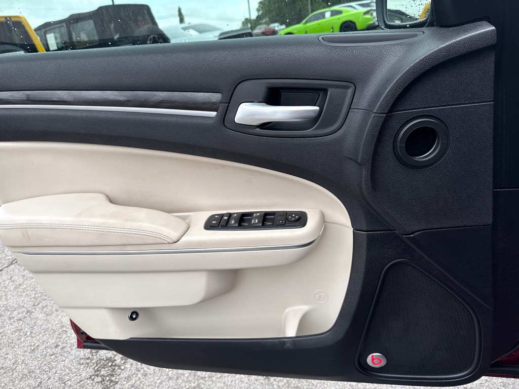 2016 Chrysler 300 Image 22