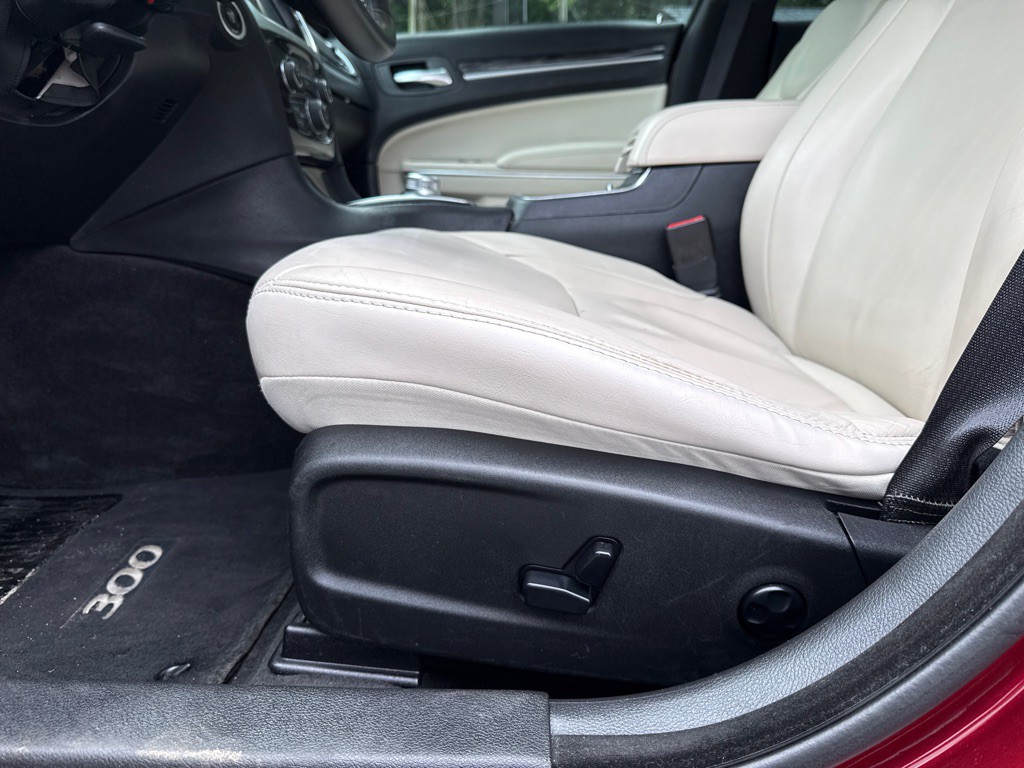 2016 Chrysler 300 Image 24
