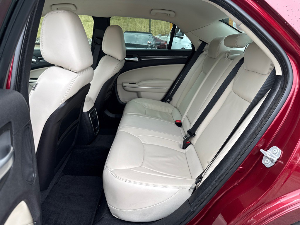 2016 Chrysler 300 Image 25