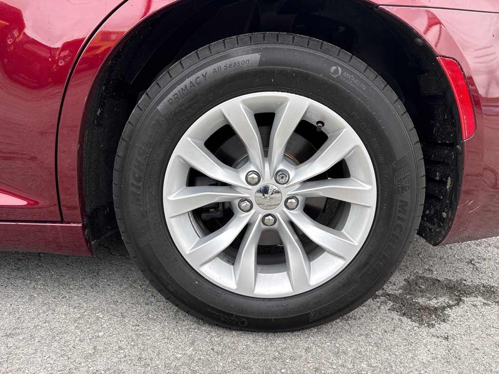 2016 Chrysler 300 Image 26
