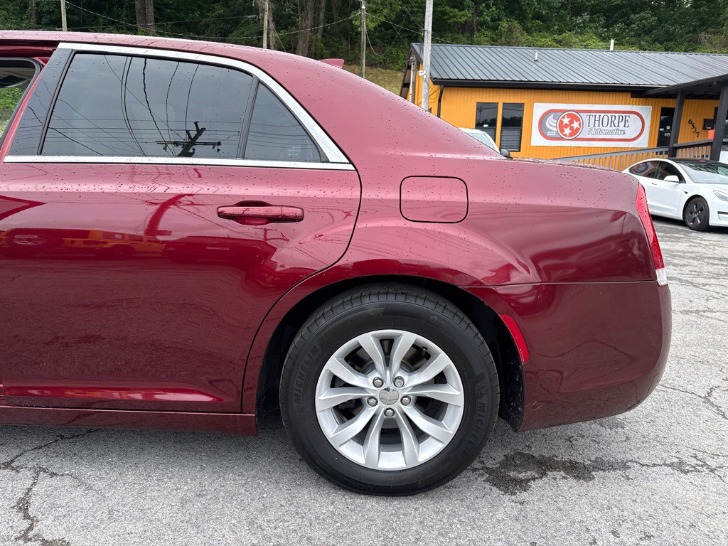 2016 Chrysler 300 Image 27