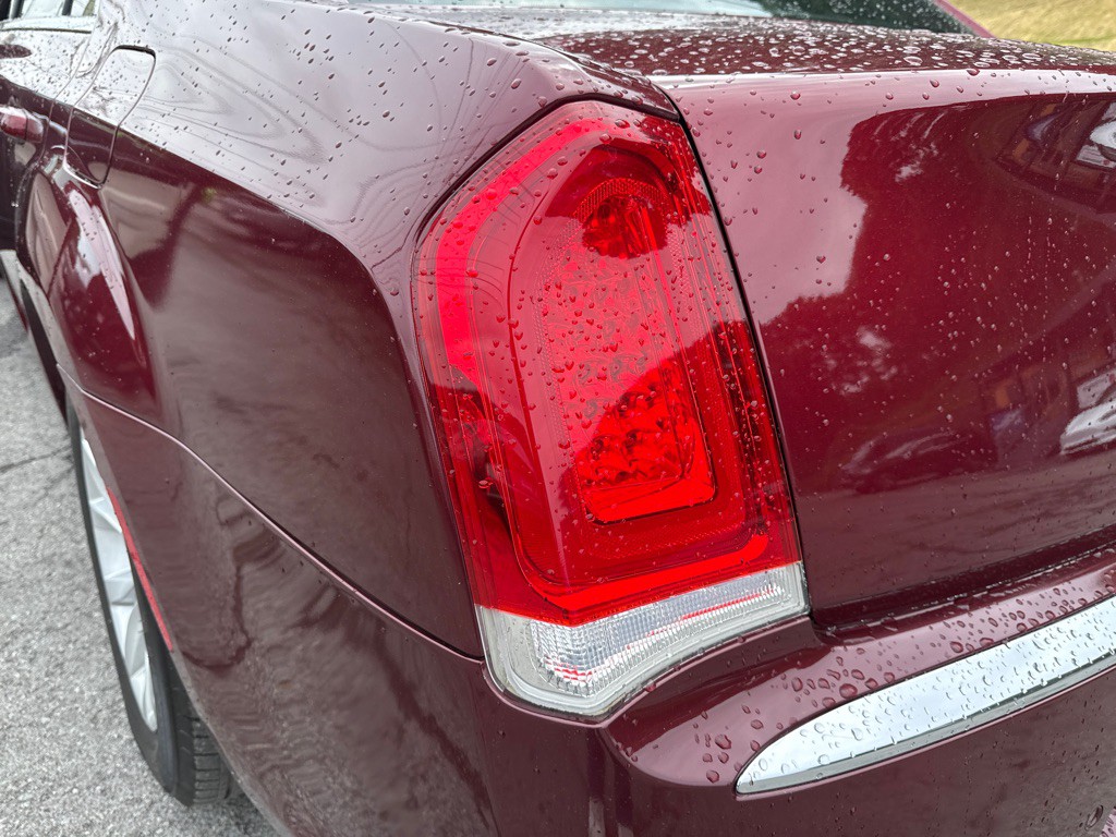 2016 Chrysler 300 Image 28