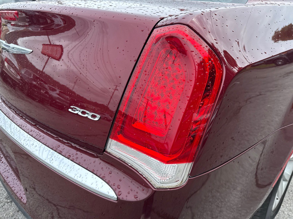2016 Chrysler 300 Image 29