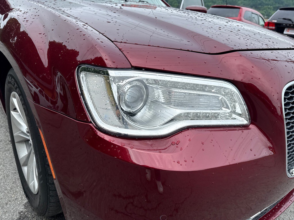 2016 Chrysler 300 Image 30